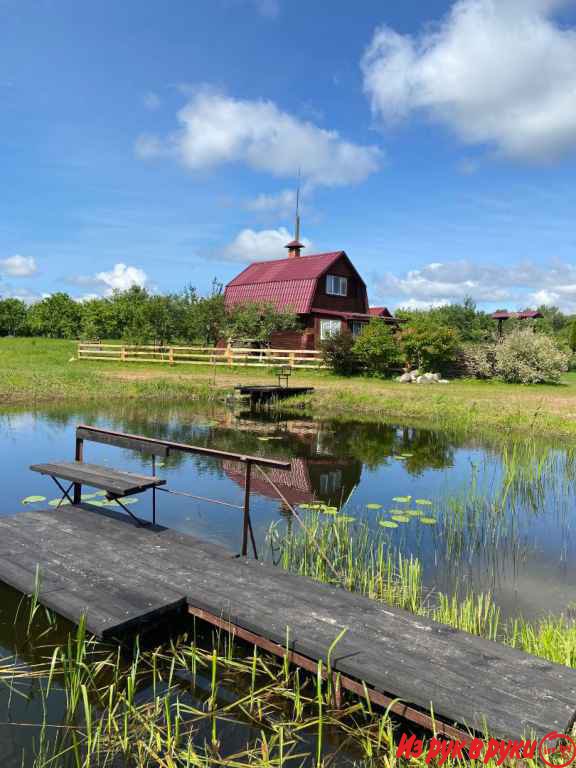 Слается небольшой бревенчатый домик на берегу реки в тихой живописной