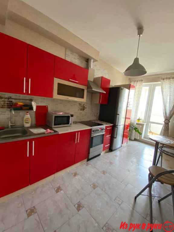 Сдаётся на длительный срок просторная однокомнатная квартира в центре